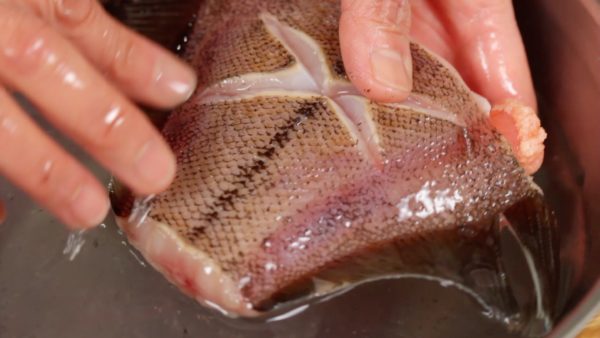 Gently rinse the karei fish. These procedures are important to make delicious simmered fish so please don’t skip them.