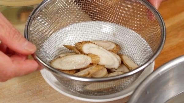 Lightly rinse the root and strain it with a mesh strainer.