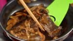 La chair du poisson karei est fragile donc placez-la doucement sur l'assiette.