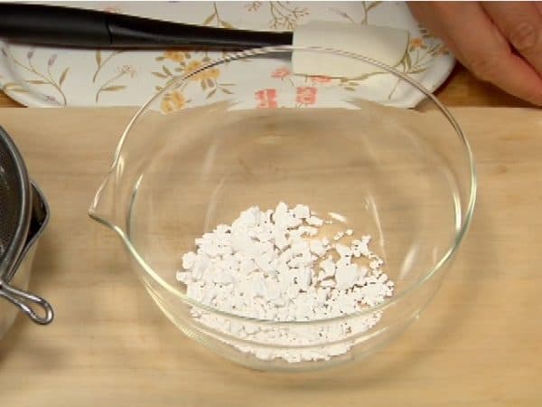Let's prepare the kuzu mixture for the matcha kuzumochi. Place the kuzu starch in a bowl.