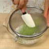 Tamisez la poudre de thé vert matcha dans le bol.