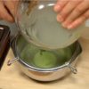 Filtrez le mélange dans une petite casserole avec une passoire fine.