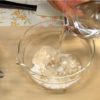 Ensuite, préparez le mélange de kuzu pour les kuzumochi natures. Mélangez la fécule de kuzu, le sucre complet et 1/3 de l'eau dans un bol.