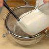 Filtrez le mélange dans un bol avec une passoire fine.