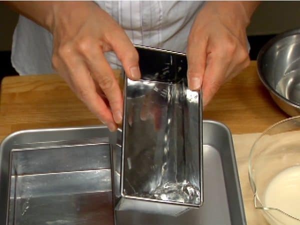Next, wet the surface of both baking pans with water. This process makes it easy to remove the kuzumochi from the containers.