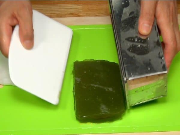 Now, the kuzumochi has chilled thoroughly. Remove the matcha kuzumochi from the baking pan.