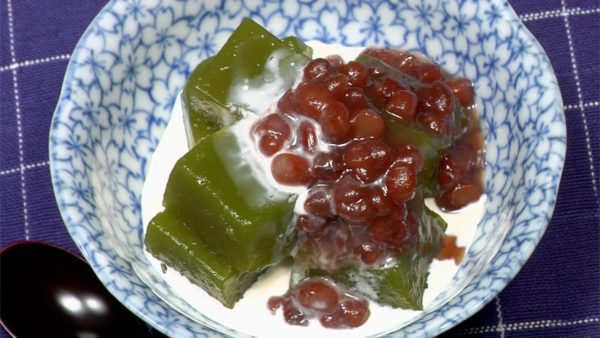 Let's arrange the kuzumochi in bowls. Add the anko, sweet red bean paste to the matcha kuzumochi and drizzle on the heavy cream.