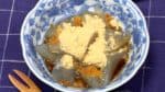 Ajoutez le kinako (farine de soja grillé) et le kuromitsu (sirop de sucre japonais noir) au kuzumochi nature.