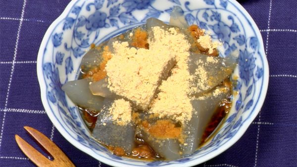 Add the kinako, toasted soybean flour and kuromitsu, Japanese black sugar syrup to the plain kuzumochi.