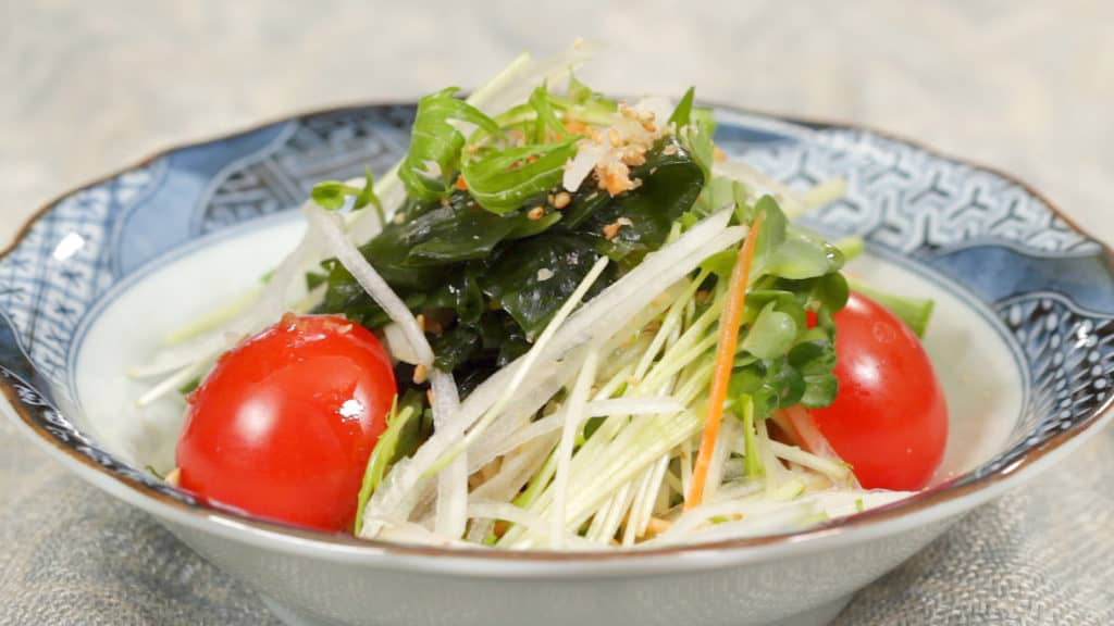 You are currently viewing Recette de salade d’algue avec une vinaigrette japonaise (salade nutritive au wakame)