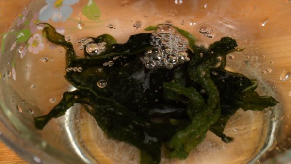 D'abord, rincez l'algue wakame salée dans un grand saladier ou sous l'eau courante.