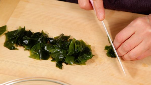 Then, cut the wakame seaweed into bite-size pieces.