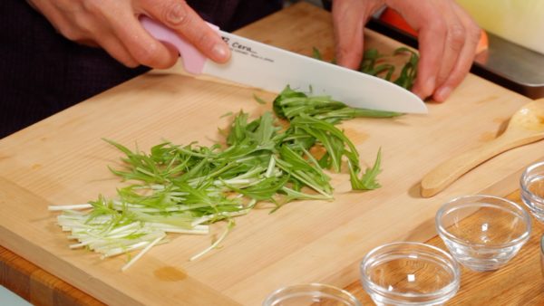 水菜は5cm長さに切り、ボウルに入れます。