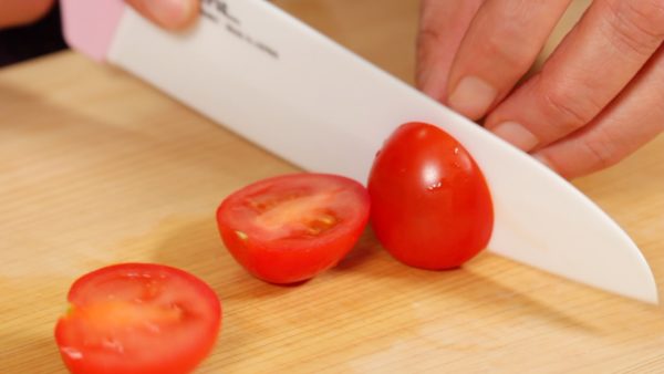 ミニトマトは半分に切ります。