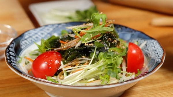 Enfin, mélangez à nouveau la vinaigrette et versez-la sur la salade wakame.