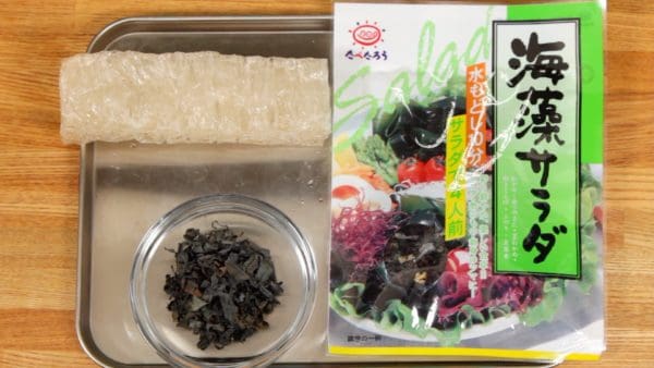The dried seaweed mix, cut wakame or kanten (agar) can be also used.