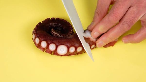 First, slice the boiled octopus into thin slices. Octopus becomes tough when cooked so avoid thick slices.