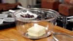 Sebelum kamu memulai mencampur". Tuangkan cream cheese ke dalam wadah yang tahan panas dan microwave cream cheese pada 600 watts selama 30 detik agar cream jadi lembut.