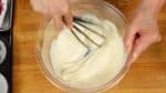 Allgemein sollte man den Joghurt abseihen, was bei einer so geringen Menge aber nicht Nötig ist. Apropos, wenn an Joghurt im Kühlschrank aufbewahrt kann es passieren, dass sich etwas Buttermilch absetzt. Falls sie sich absetzt, gebt die Buttermilch nicht dazu sondern verwendet nur den festen Anteil.