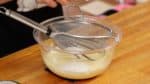 Tamisez la farine à gâteau (T45) dans le bol.