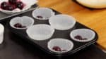 Coloca los moldes para cupcakes recubiertos de silicona en un molde para muffins.