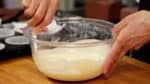 Cream cheese nya mungkin akan melekat di dalam wadah. Jadi aduk" dulu sebelum pindahkan ke dalam cetakan loyang.