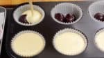 Đổ đều bột vào chảo bánh muffin. Các cốc lót dùng cho bánh cupcake rất hữu dụng vì chúng chông thấm nước và dầu, chống rách, và chống được nhiệt độ lên đến 250°C (482°F).