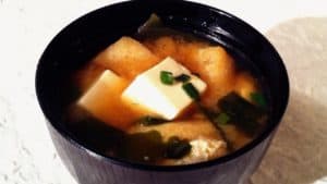 Lire la suite à propos de l’article Recette de soupe miso facile (soupe miso simple avec du tofu et de l’algue wakame)