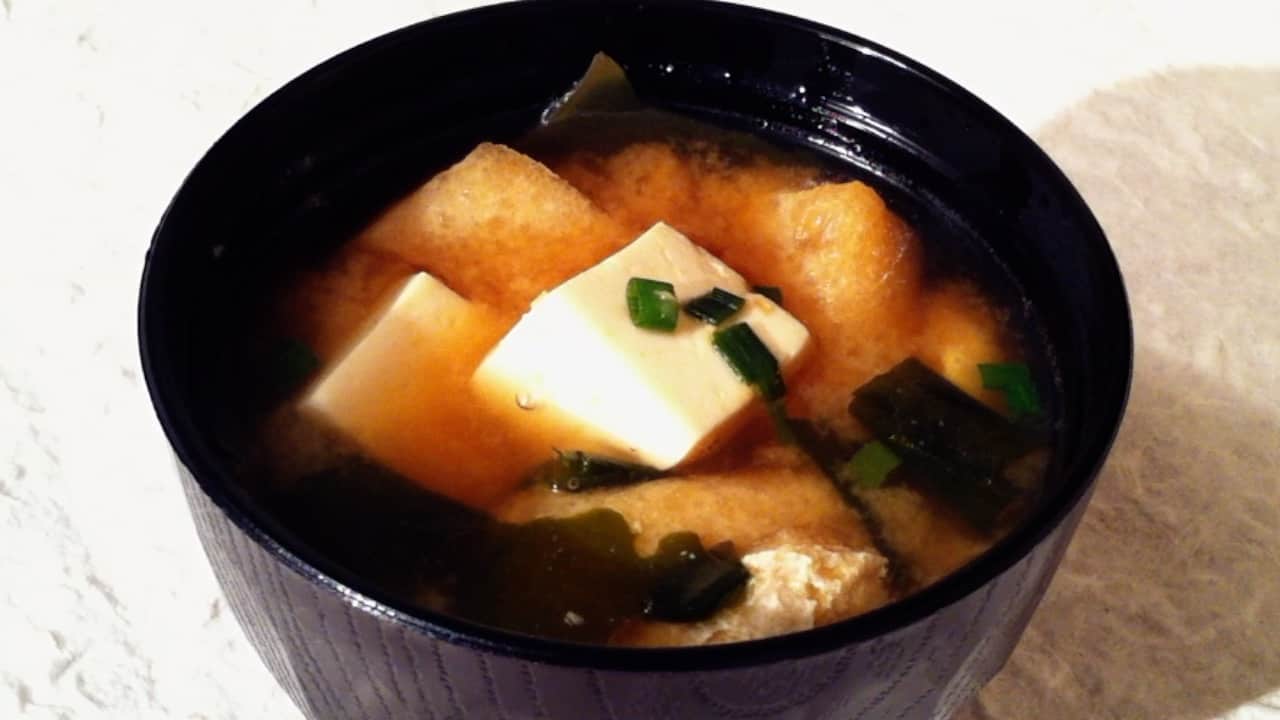 Recette de soupe miso facile (soupe miso simple avec du tofu et de
