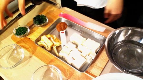 Sekarang, kita akan memperkenalkan bahan-bahan untuk sup miso hari ini. Daun bawang, rumput laut wakame yang sudah direndam air, aburaage (tahu goreng tipis), tahu, dan miso.