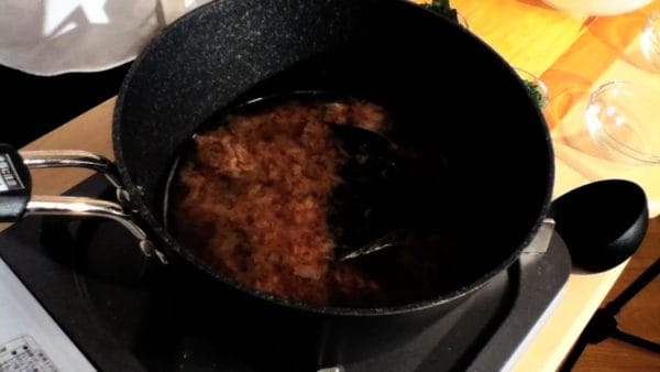Biarkan mendidih dengan api kecil selama 3 menit. Cara pembuatan kaldu dashi ini memungkinkan Anda mendapatkan dashi yang kental dengan mudah. Beberapa orang mungkin mengatakan itu bukan rasa yang murni, tapi kami pikir miso akan menutupi rasa yang tidak diinginkan.