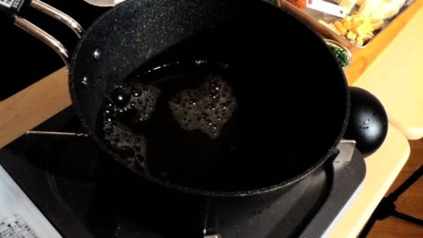 Dan sekarang, mari kita membuat sup miso dengan kaldu dashi ini. Tuang dashi. Nyalakan kompor dengan api besar.
