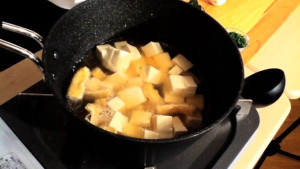 When it begins to a boil, put in the tofu.