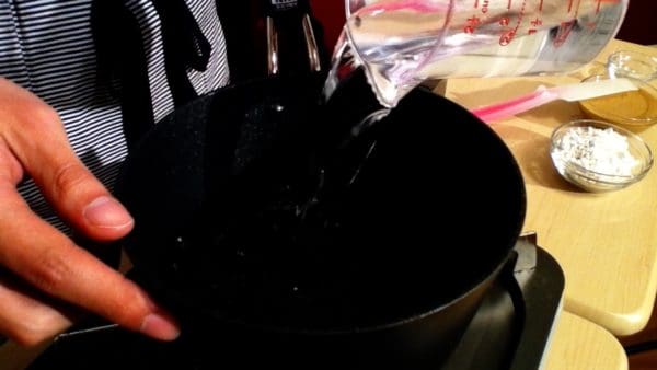 First, pour 500ml (2.11 cups) water into a pot.