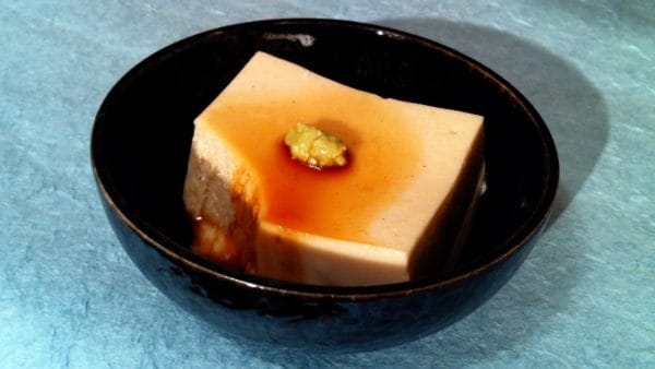 For toppings, we propose wasabi soy sauce. Wasabi soy sauce is popular in Japan and it increases the refreshing taste of goma dofu.