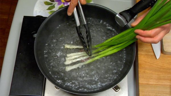 Immerse the white part in the boiling water for 30 seconds.