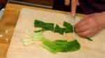 Retirez les racines et coupez le wakegi en morceaux de 3-4 cm (1,2-1,6 inch).