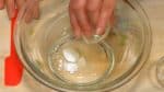 辛子酢味噌を作りましょう。ボールに砂糖、酢を入れて混ぜます。