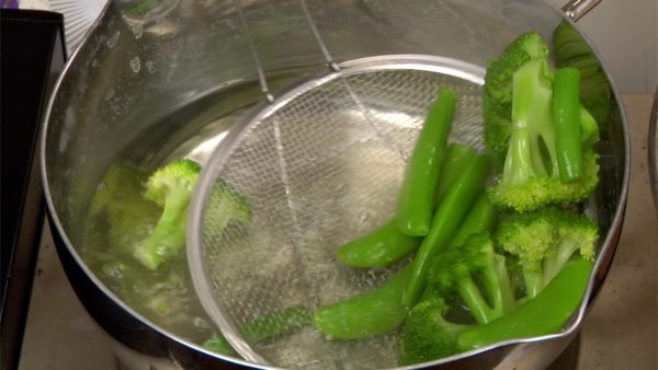 Turn off the burner and remove the vegetables with a mesh strainer.