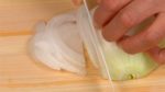新玉ねぎは繊維に沿って薄く切ります。この玉ねぎは早めに収穫してすぐ出荷しているので、みずみずしくて辛みも少ないです。
