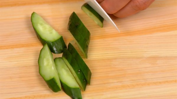 Cut the cucumber lengthwise, cut it diagonally into 3 mm (0.1") slices and arrange the slices.