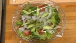 Tutup mangkuk salad dengan plastic wrap dan dinginkan di dalam lemari es.