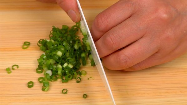 Finally, chop the spring onion leaves into fine pieces.