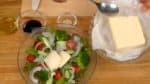 Quand les légumes sont froids, servez le tofu sur la salade. Coupez le tofu avec une cuillère et placez-le sur les légumes.