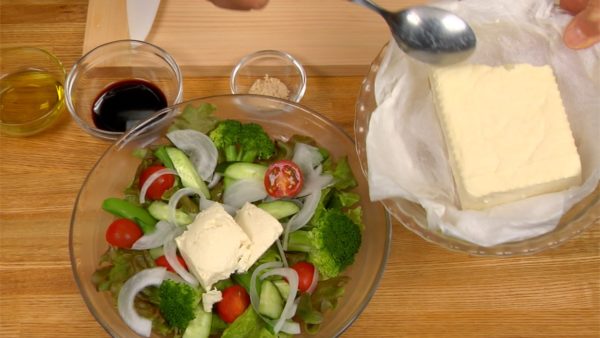 When the vegetables are chilled, serve the tofu on the salad. Scoop the tofu with a spoon and place it on the vegetables.