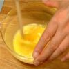 D'abord, préparez le mélange d'œufs. Cassez l'œuf dans un bol. Battez l'œuf avec les baguettes mais évitez de faire de la mousse. 