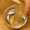 Dissolvez bien le dashi en poudre. Ajoutez le dashi dissout dans le reste de l'eau. 