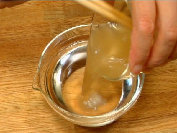 Dissolve the granulated dashi thoroughly. Add the dissolved dashi to the rest of the water.