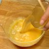 Ajoutez le bouillon dashi assaisonné dans l'œuf battu et mélangez doucement. 