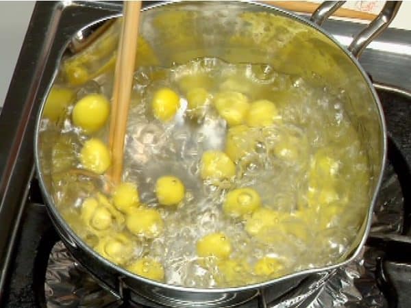 Immerse the ginnan in a pot of boiling water and turn off the burner.